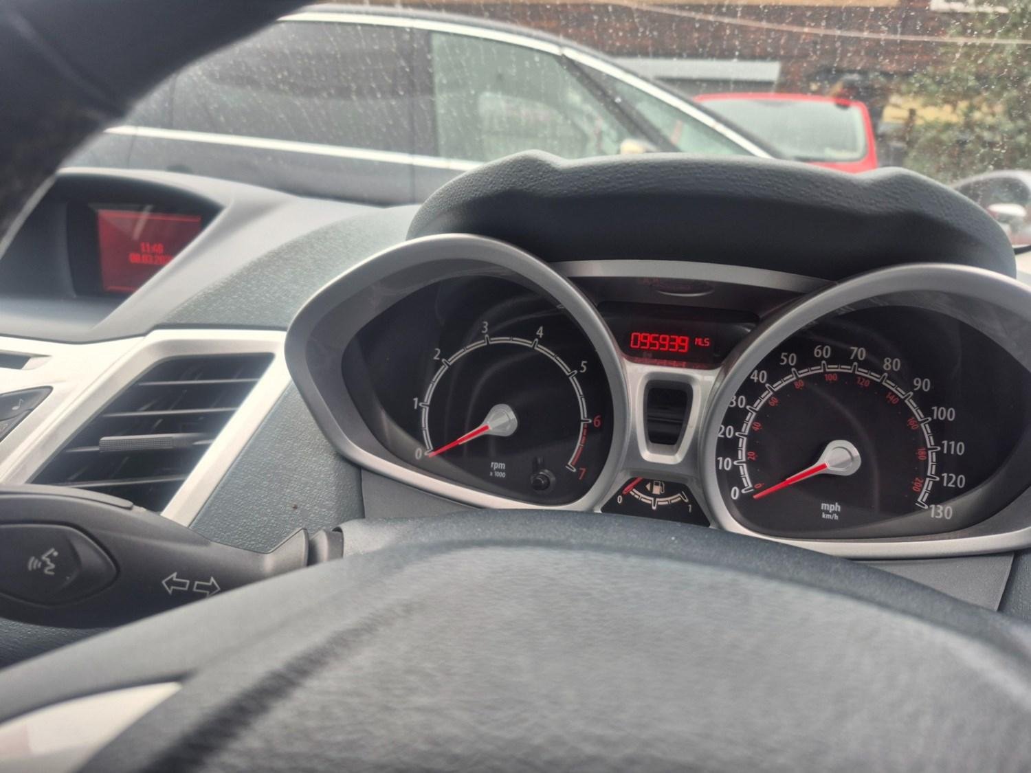 2011 Ford Fiesta – photo 8